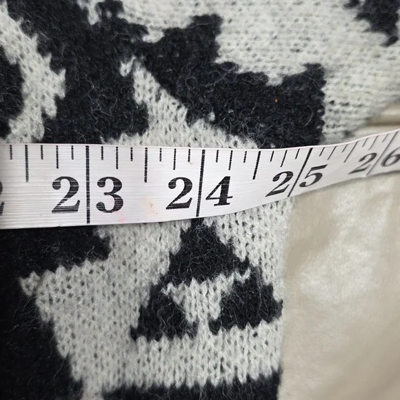 LuLaRoe Women's Cardigan Sweater Black/White Southwest Design Cozy Soft Sz M EUC - Picture 7 of 9